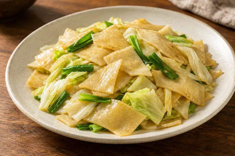 AI illustration: Lightly stir-fried short mung-bean flour sheets.