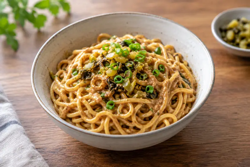 AI illustration: Wuhan-style hot dry noodles in a simple bowl.