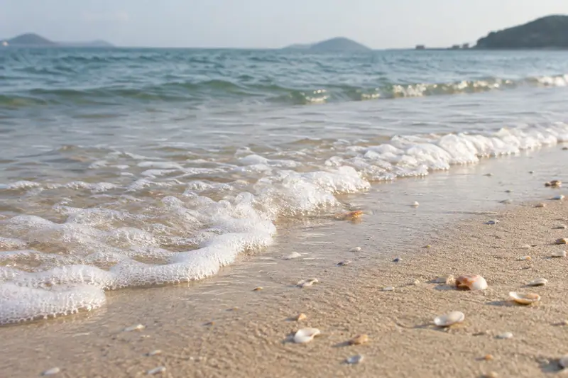AI illustration: Shallow waves and sand at a beach (general reference, not this place).