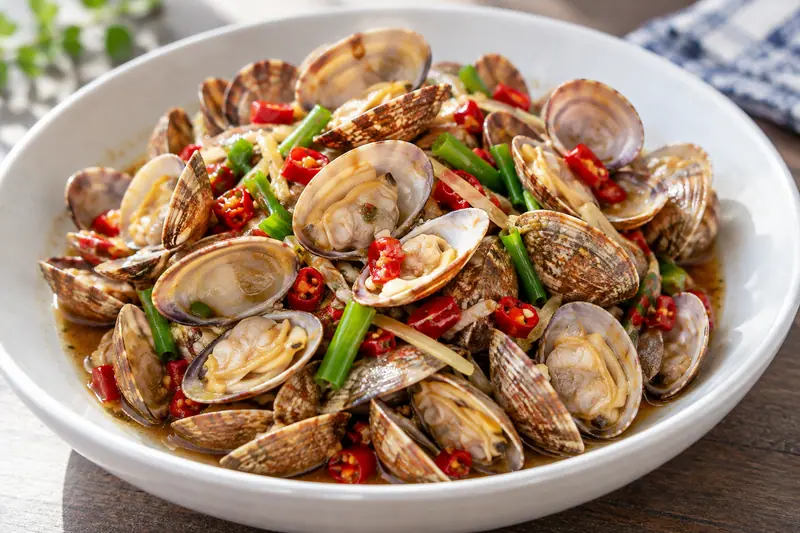 AI illustration: Open clams stir-fried with chillies, ginger and scallion.