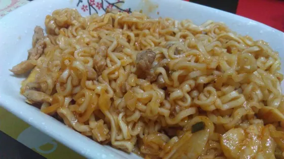 炒泡面 · Stir-Fried Instant Noodles