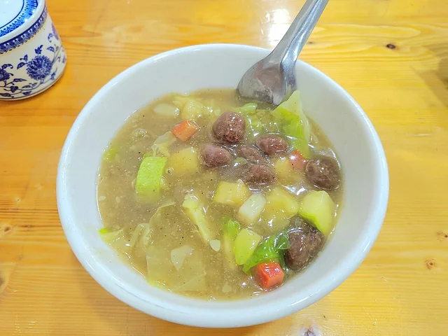 Xian peppery meatball soup with vegetables and small meatballs.