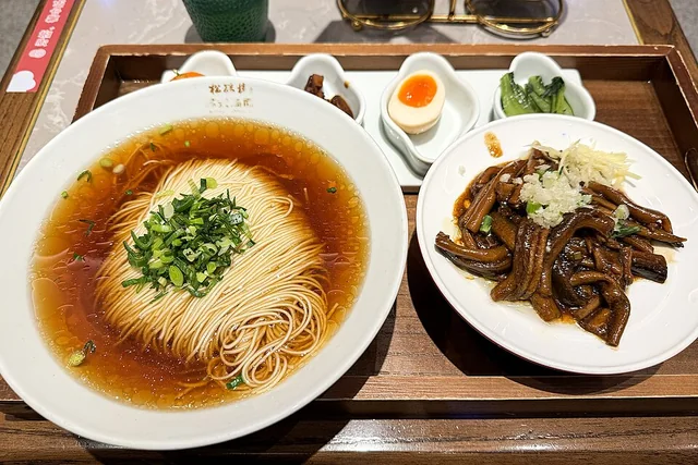 Photograph of Suzhou soup noodles (苏式汤面).