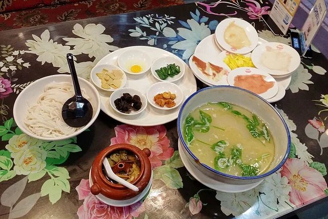Photograph of Crossing-the-bridge rice noodles (过桥米线).