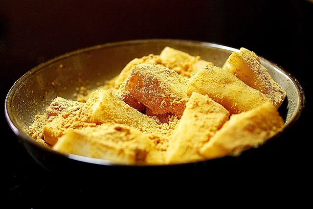 Pieces of Korean-style pounded rice cake coated with bean powder.