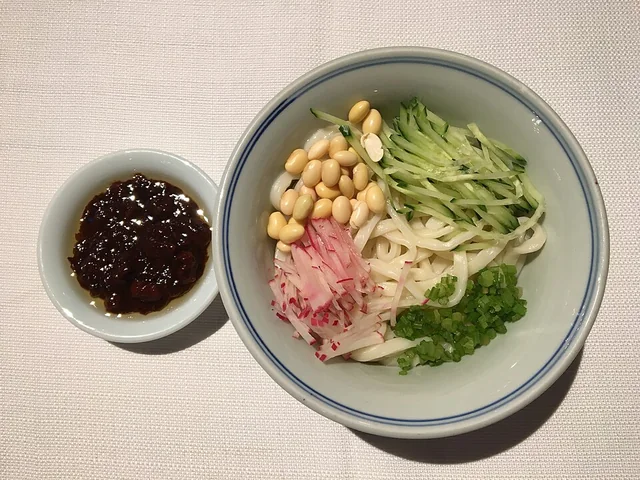 Photograph of Zhajiangmian (炸酱面).