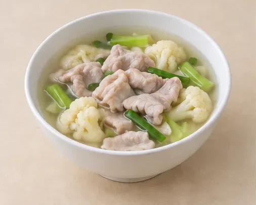 Putian Silken Pork Soup (炝肉): Pale coated pork slices and cauliflower in soup distinguish qiang rou from minced-meat dumplings. AI dish illustration.