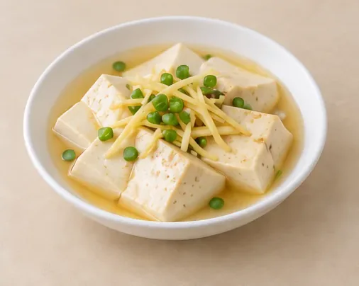 Putian Braised Tofu (焖豆腐): Soft ivory tofu and light liquid with ginger and scallion match the restrained preparation. AI dish illustration.