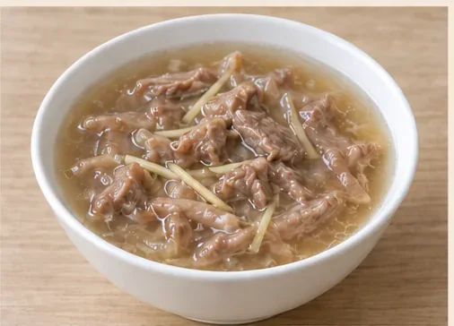 Quanzhou Beef Thick Soup (牛肉羹): Small irregular glossy clusters of beef shreds in light translucent thick soup with fine ginger strips. AI dish illustration; not a restaurant photograph.