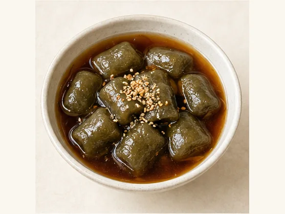 Hainan herbal rice-dough sweet soup · 鸡屎藤粑仔 · AI dish illustration