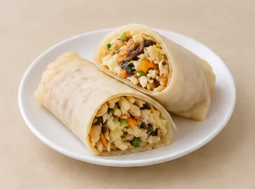 Xiamen Fresh Spring Rolls (薄饼): Soft pale wrapper and exposed finely cut vegetable filling distinguish the roll from fried five-spice tofu-skin rolls. AI dish illustration.