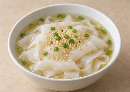 Yong'an Rice-Noodle Soup (永安粿条): Broad pale rice ribbons with clear broth, sesame and scallion show the selected soup variant. AI dish illustration.