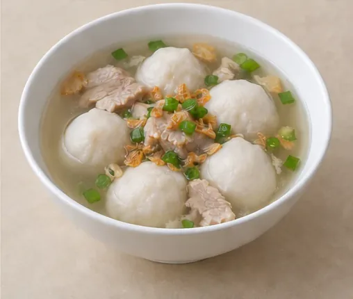 Shenhu Fish Balls (深沪鱼丸): Small pale rounded fish-paste balls in clear light broth with a few cooked lean pork slices and golden onion flecks. AI dish illustration; not a restaurant photograph.