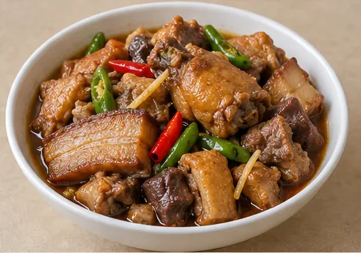 Zhumei Country Chicken (涟源珠梅土鸡): Chunky bone-in chicken with broad pork-belly slices, dark cooked offal pieces, ginger and pointed green/red chillies in reduced sauce. AI dish illustration; not a restaurant photograph.