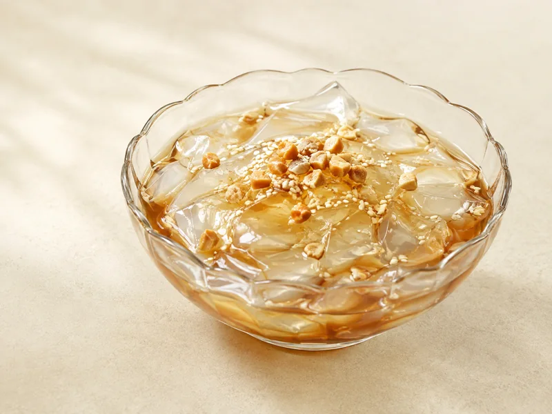 冰粉 · Bingfen jelly with brown-sugar syrup · AI dish illustration