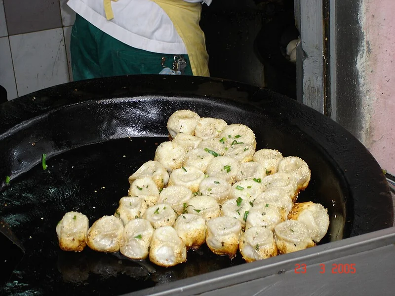 Shanghainese shengjian buns in their cooking pan, March 2005