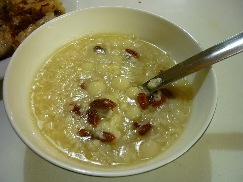 Jiuniang yuanzi with dried wolfberries, photographed in May 2011. The source does not specify the location.