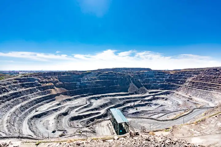 Bayan Obo Mining District (白云鄂博矿区) — representative view · 白云鄂博矿坑航拍