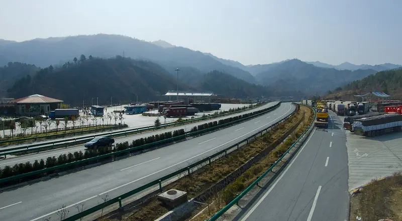 Ningshan County (宁陕县) — representative view · 山谷中的高速公路与乡村
