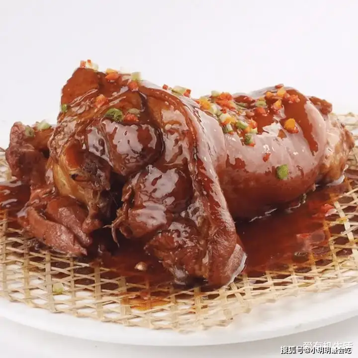 Dali Pork Knuckle with Trotter Attached (大荔带把肘子) — dish photograph