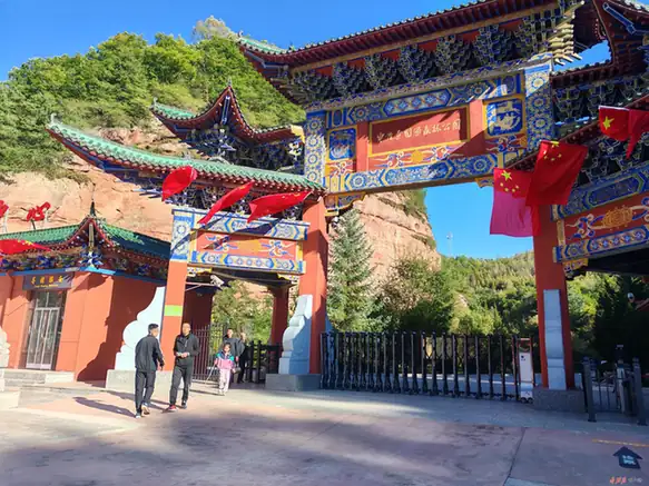 Zhuanglang County (庄浪县) — representative view · 山林古寺的彩绘牌坊与入口