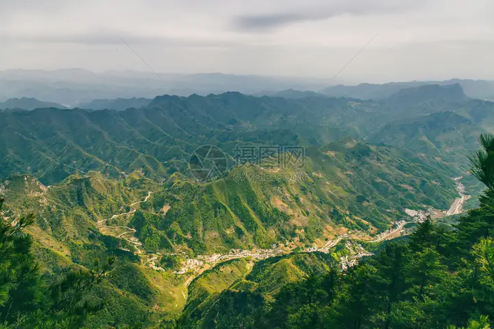 Shanyang County (山阳县) — representative view · 绿色山岭和山谷中的道路
