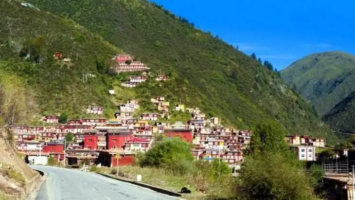 Jomda County (江达县) — representative view · 绿山坡上的传统寺庙与聚落建筑