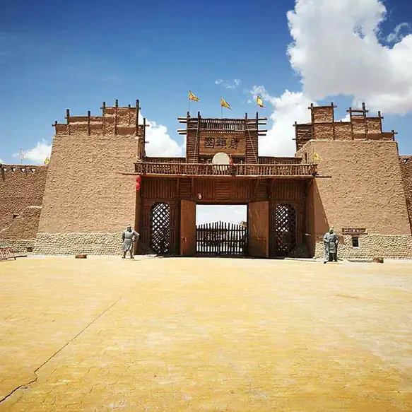 Tumxuk (图木舒克市) — representative view · 开阔地面上的城门建筑