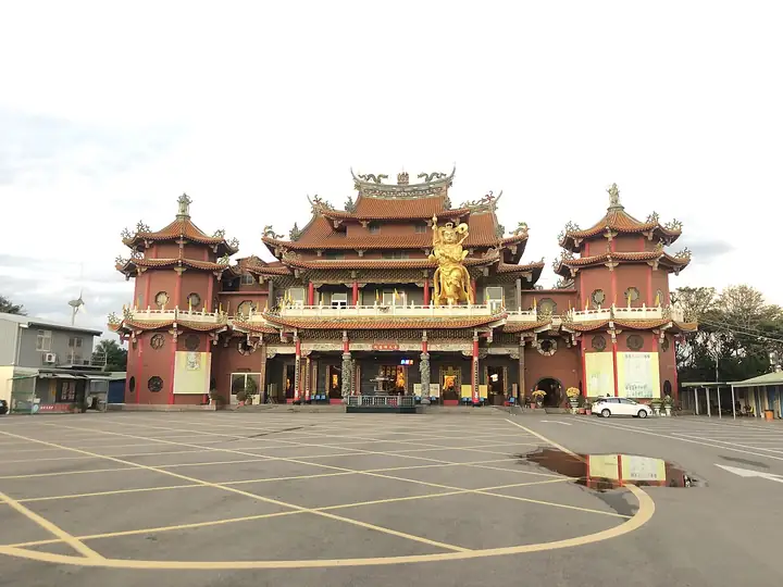 Xinfeng Township (新豐鄉) — representative view · 开阔前庭中的传统宫庙