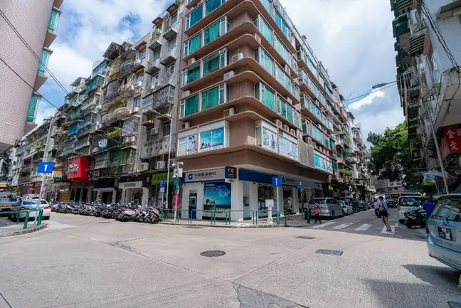 Barca (新橋區) — representative view · 新桥区的街道路口和住宅楼