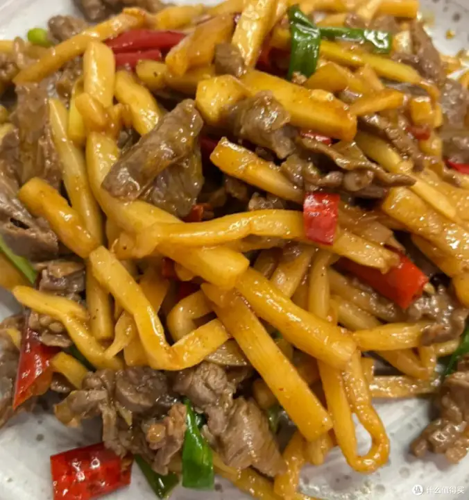 Stir-Fried Beef with Sour Bamboo Shoots (酸笋炒牛肉) — dish photograph