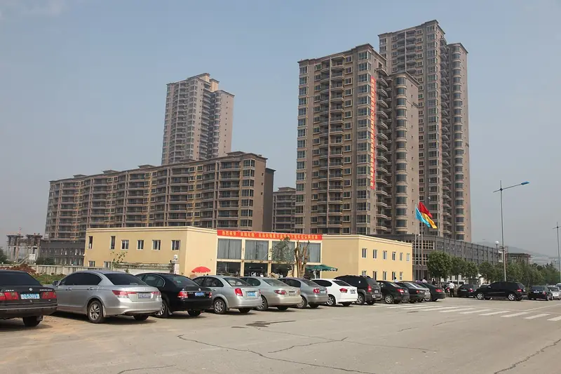 Xuecheng District (薛城区) — representative view · 薛城区楼房与道路