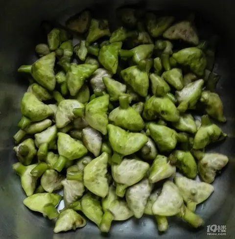 Nanhu Lake Water Caltrop (南湖菱) — dish photograph