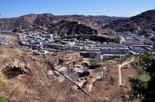 Huanglong County (黄龙县) — representative view · 黄土山地之间的聚落和道路