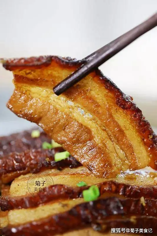 Steamed Pork Belly with Preserved Greens (芽菜扣肉) — dish photograph