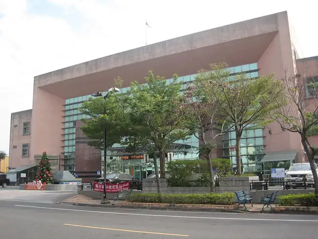 Madou District (麻豆區) — representative view · 麻豆区公所建筑和绿树
