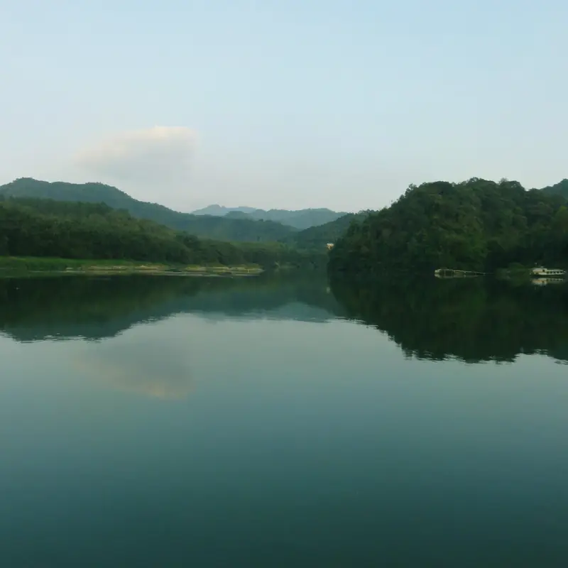 Cangwu County (苍梧县) — representative view · 苍梧县湖泊山景