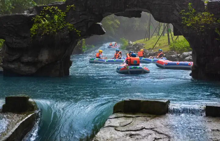 Shenlong Gorge (神龙峡)