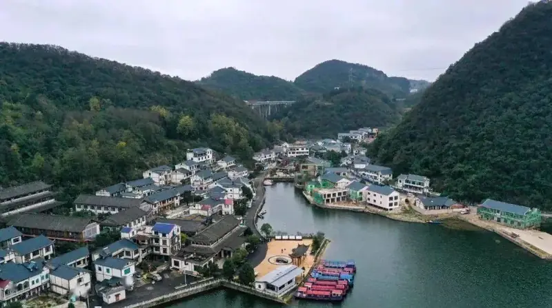 Hongfeng Lake (红枫湖)