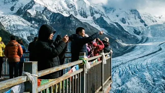 Karola Glacier Viewing Area (卡若拉冰川观景区)