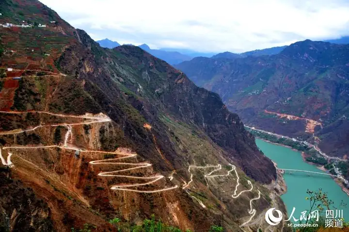 Jinyang County (金阳县) — representative view · 峡谷、水库与山坡上的蜿蜒道路