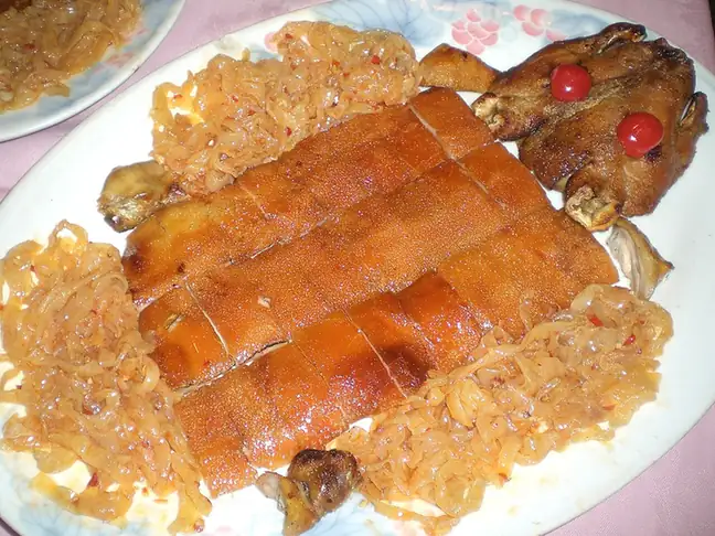 Sigeng Roast Suckling Pig (四更烤乳猪) — dish photograph