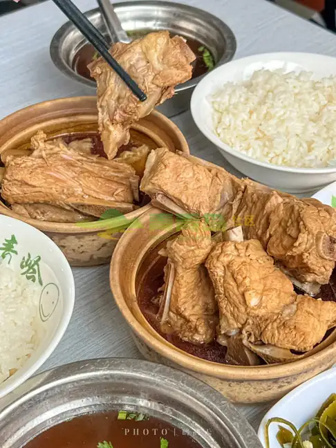 Pork Ribs with Rice (排骨米饭) — dish photograph