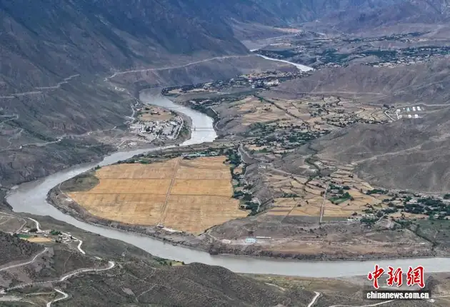 Lhorong County (洛隆县) — representative view · 高原峡谷中弯曲的河道和农田
