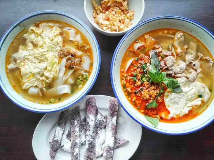 Longgang Flat Rice Noodle Soup (龙冈米干) — dish photograph