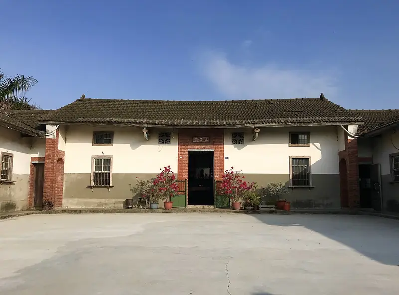 Wuri District (烏日區) — representative view · 传统平房古厝与前庭