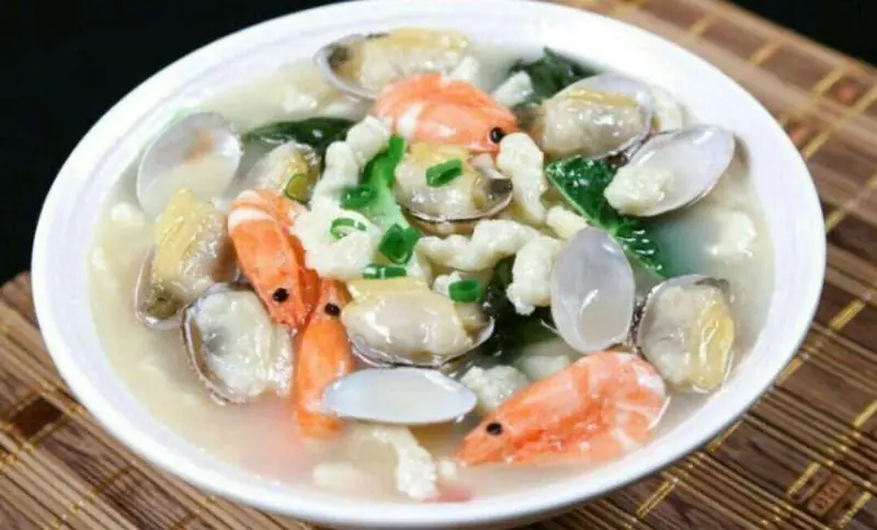 Noodles with Thick Seafood Gravy (海鲜卤面) — dish photograph