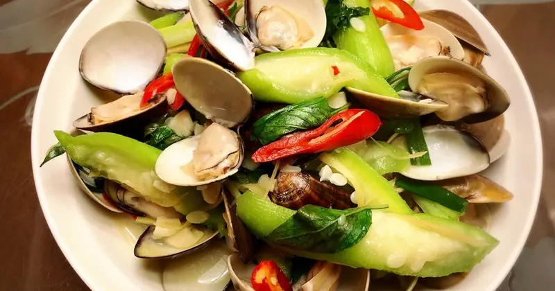 Penghu Stir-Fried Luffa with Clams (澎湖丝瓜炒蛤蜊) — dish photograph