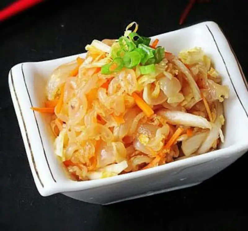 Jellyfish Tossed with Chinese Cabbage (海蜇拌白菜) — dish photograph