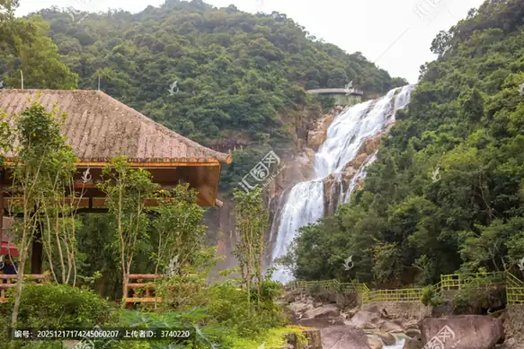 Longguizhai Waterfall (龙归寨瀑布)